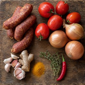 Ingrédients du rougail saucisses : saucisses fumées, tomates, oignons et safran péi