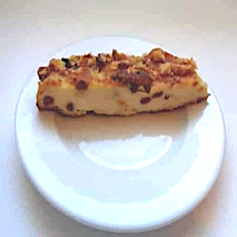 gâteau de semoule fine aux raisins secs caramélisés