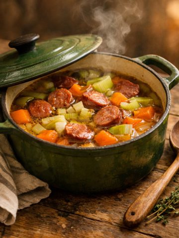potée aux légumes de saison mijotée dans une cocotte en fonte sur table en bois rustique