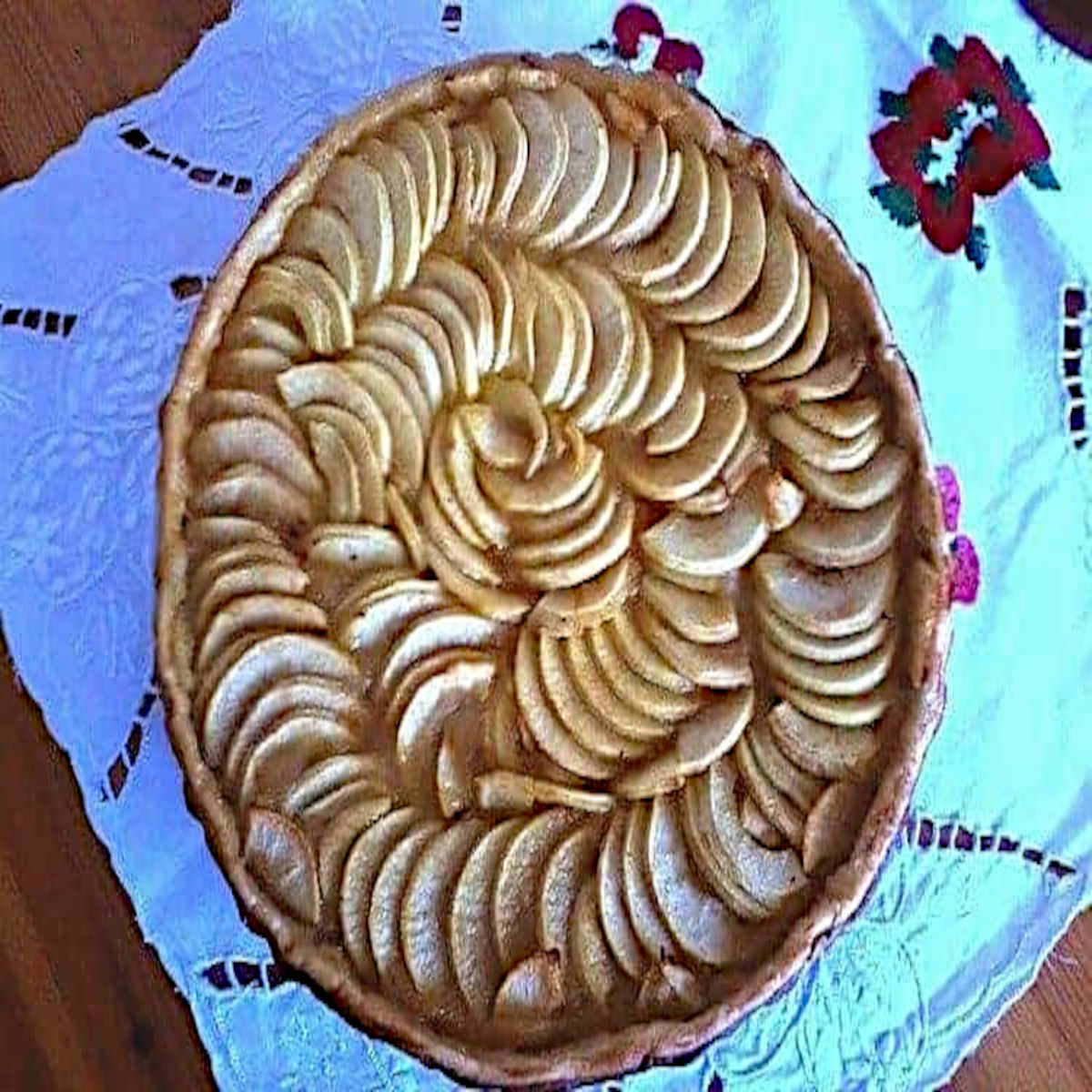 tarte aux pommes sans pâte sur lit de boudoirs, dorée