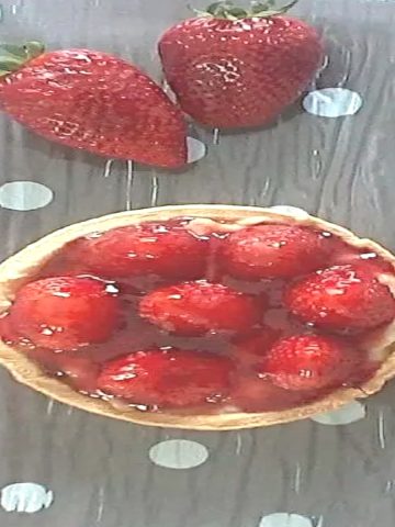 belles tartelettes aux fraises à la crème pâtissière vanillée