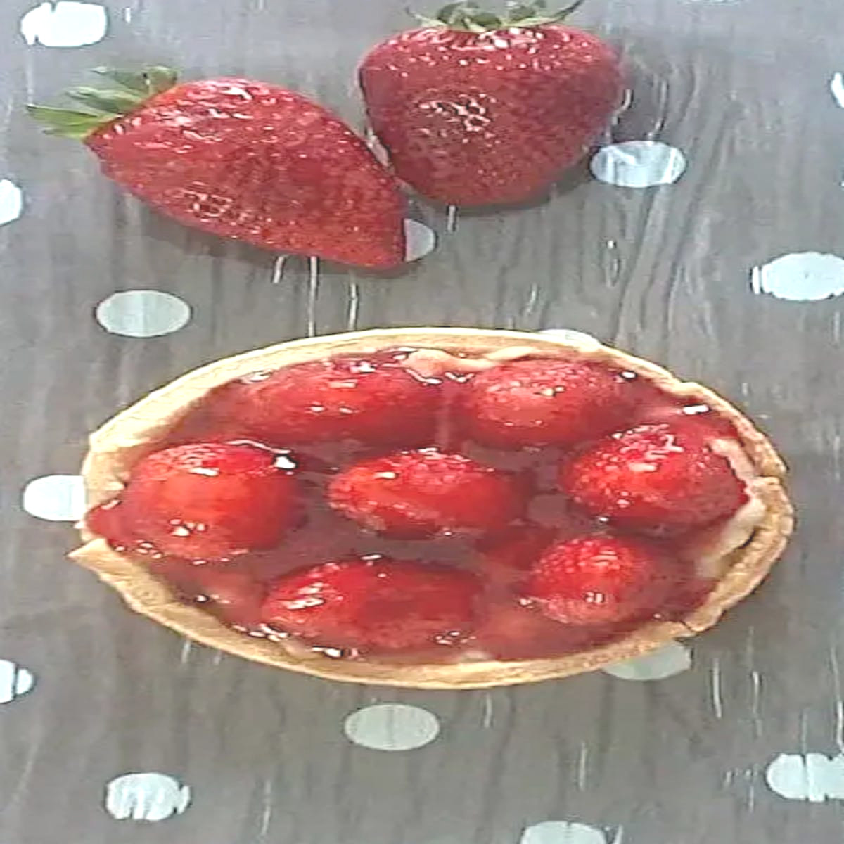 belles tartelettes aux fraises à la crème pâtissière vanillée