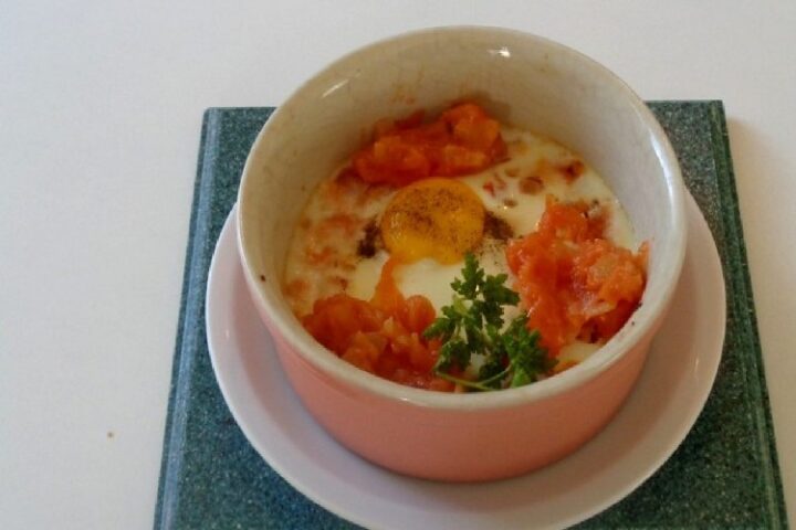 Œuf en cocotte à l'oignon tomate fraîche - cuisson au bain-marie.