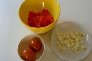 œuf en cocotte les ingredients tomate et oignon