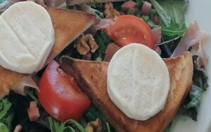 salade de chèvre en assiette