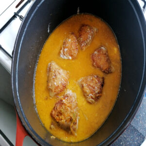 sauce du poulet vanillé en sauteuse