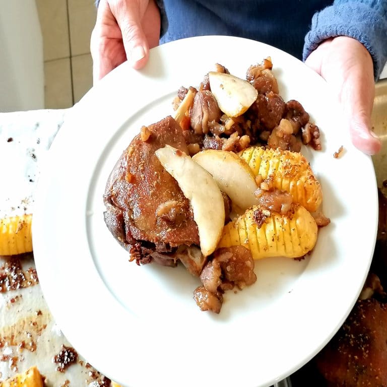 Confit de canard - poêlée de châtaignes, poires, PdT Hasselback