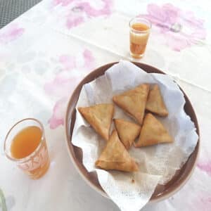 une assiette de samoussas légumes