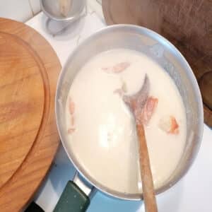 ajouter les coquillages dans la sauce