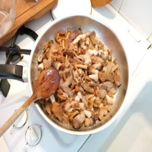 cuisson des champignons dans un peu de beurre