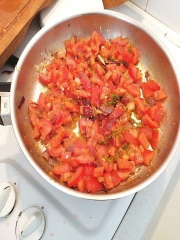 ajouter les tomates aux épices