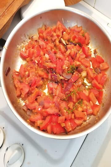 ajouter les tomates aux épices