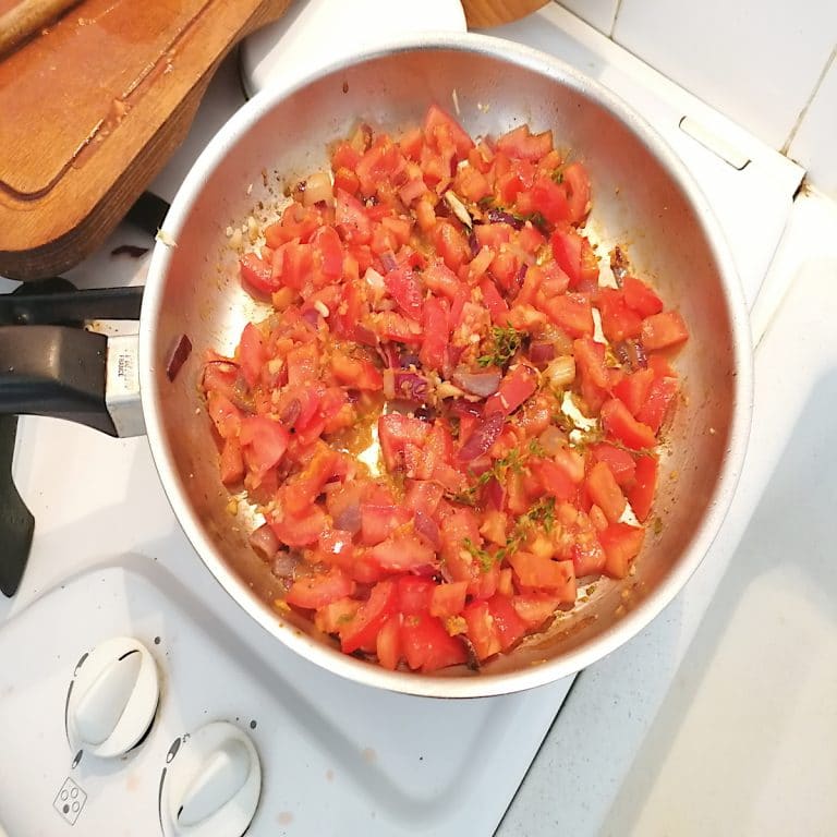 ajouter les tomates aux épices