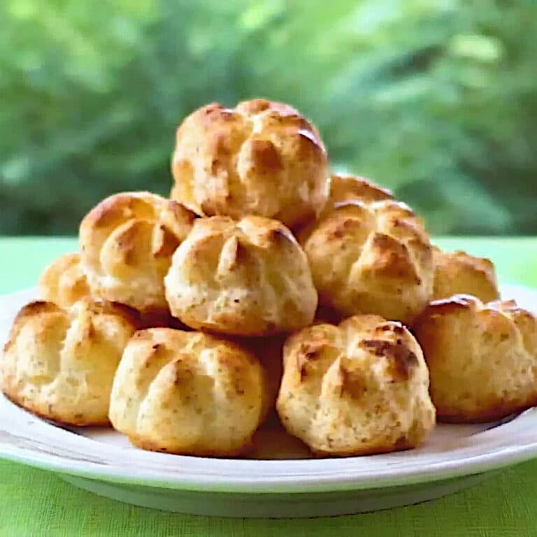 gougères au fromage sans gluten en assiette