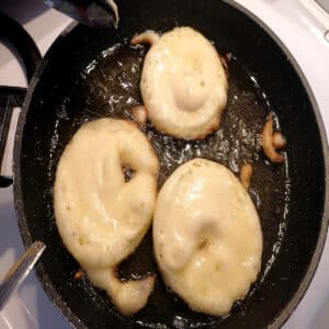 cuisson des beignets dans la poêle