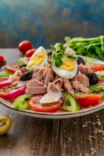 belle assiette de salade niçoise traditionnelle