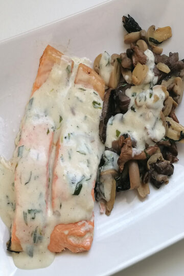Assiette dressée avec saumon, champignons et sauce onctueuse