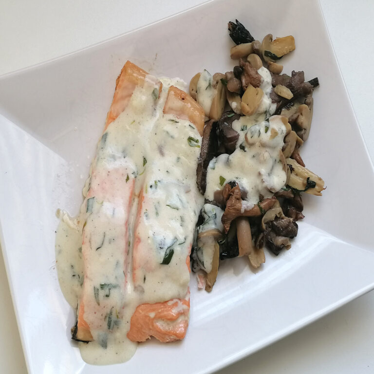 Assiette dressée avec saumon, champignons et sauce onctueuse