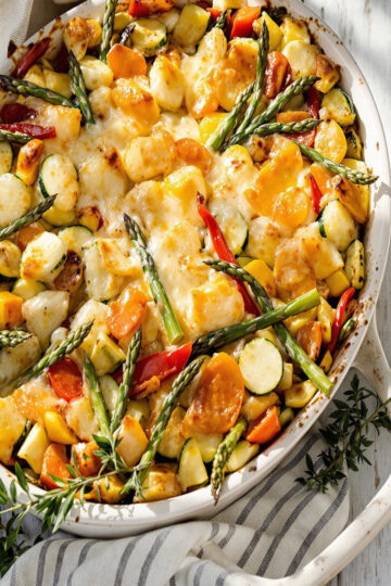 Gratin de légumes avec courgettes, poivrons, et carottes, croûte dorée au fromage