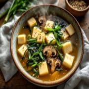 Bol de bouillon miso prêt à servir avec tofu, wakamé, shiitaké et cébette fraîche