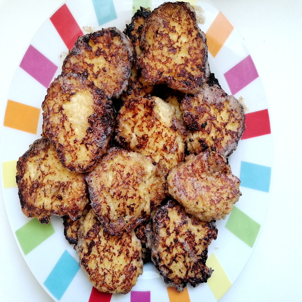 Galettes de riz dorées servies chaudes avec herbes fraîches et salade croquante