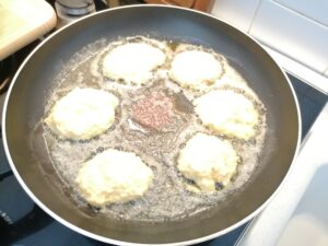 cuisson des galettes dans la poêle avec un peu de beurre