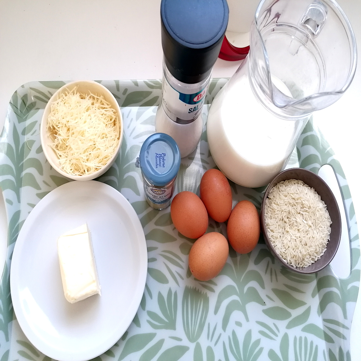 ingrédients pour galettes de riz : riz, lait, œufs, beurre, fromage râpé