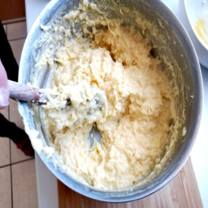 mélange de tous les ingrédients pour faire les galettes de riz