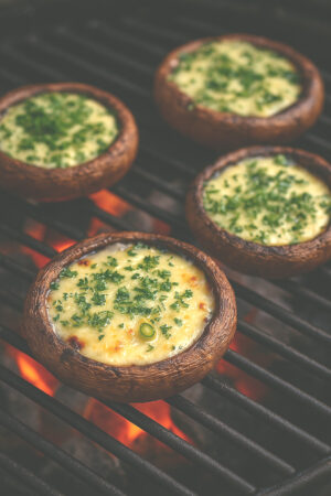 Champignons farcis au Saint-Nectaire grillés sur barbecue – fromage fondu et gratiné
