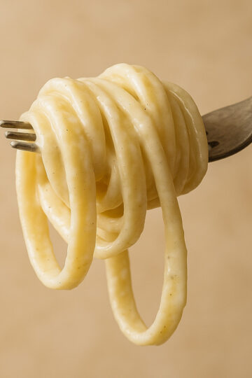 pâtes tagliatelles avec sauce Alfredo crémeuse au parmesan