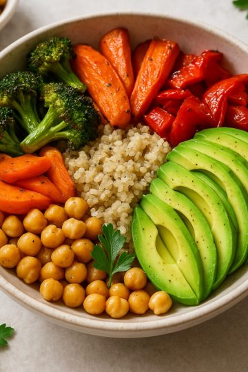 Assiette végétarienne facile avec légumes grillés, quinoa, avocat et pois chiche