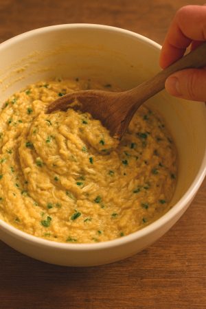 pâte à accras de morue réunionnais prête à frire, mélangée avec cive, piment et persil