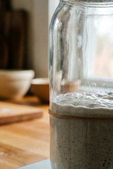 Bocal de levain avec un élastique positionné pour servir de témoin de pousse et surveiller le volume