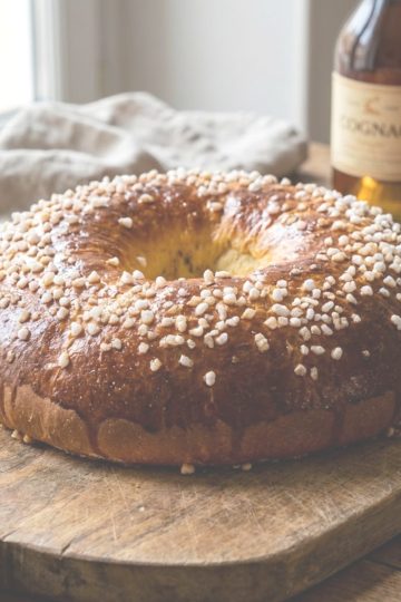 Couronne Bordelaise dorée : brioche des rois traditionnelle du Sud-Ouest garnie de gros sucre perlé, posée sur une planche en bois rustique