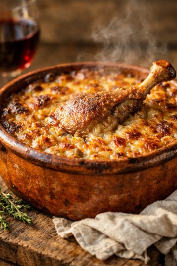 Cassoulet maison façon Castelnaudary avec croûte dorée, confit de canard et saucisse de Toulouse dans une cassole en terre cuite