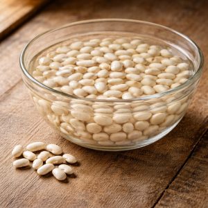 Haricots lingots du Lauragais en trempage dans l'eau froide, étape indispensable pour le cassoulet maison
