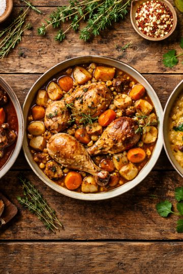 Trois plats mijotés alignés : bœuf carottes, dinde légumes, ragoût vegan