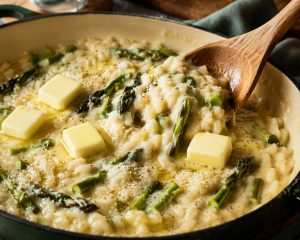 Mantecatura : dés de beurre froid incorporés dans le risotto hors du feu