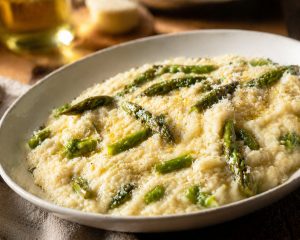 Texture all'onda du risotto : vague crémeuse dans l'assiette inclinée