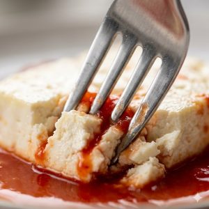 Feta rôtie écrasée à la fourchette dans le jus de tomates cerises