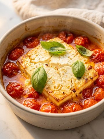 Plat de pâtes à la feta au four avec tomates cerises éclatées et basilic frais