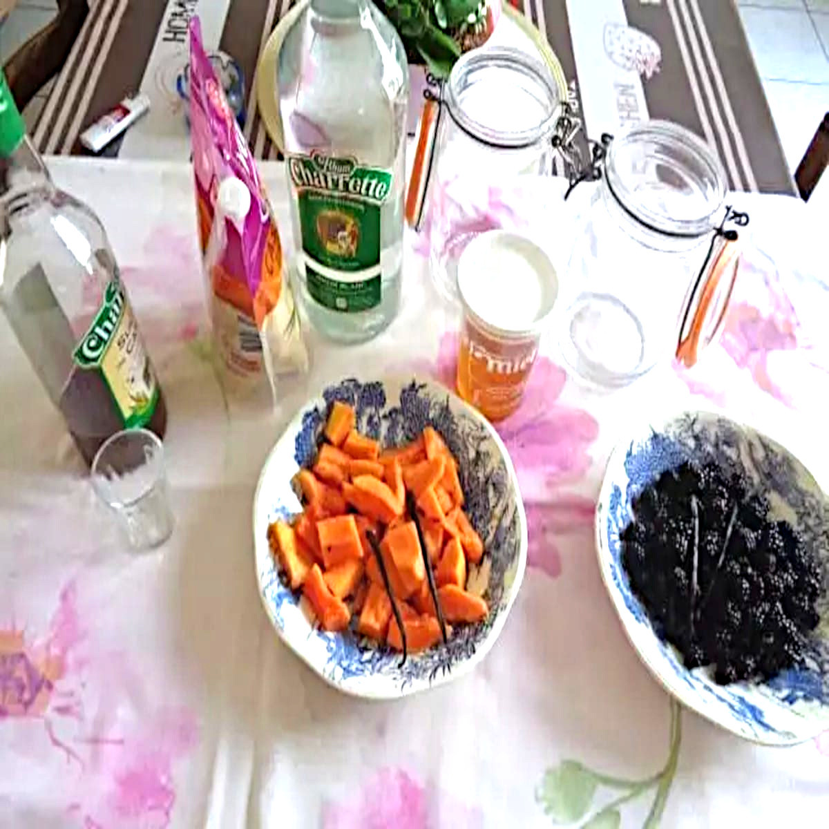Compote de papaye maison sans sucre dans un bocal en verre avec papaye fraîche coupée