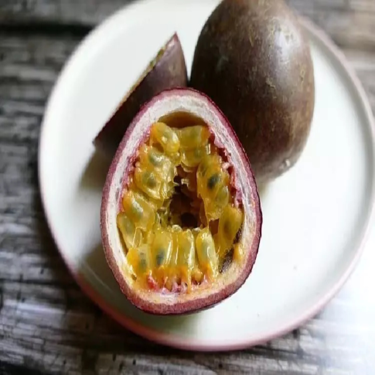 Compote fruit de la passion et banane maison sans sucre avec graines visibles dans un bol blanc