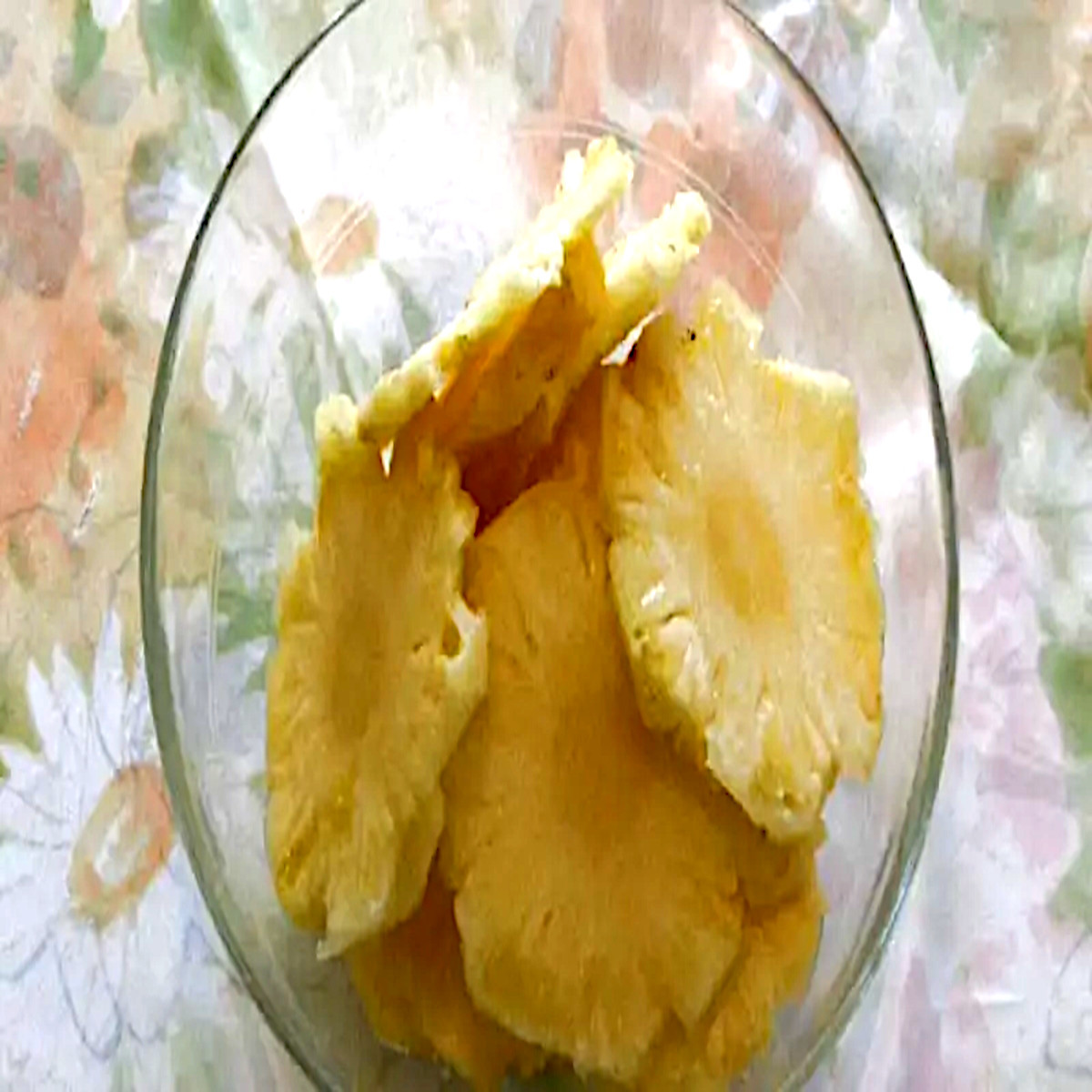 Compote pomme-ananas maison sans sucre ajouté dans un bol en céramique rustique