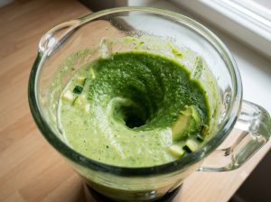 Gaspacho de courgette en cours de mixage au blender, texture verte lisse en formation