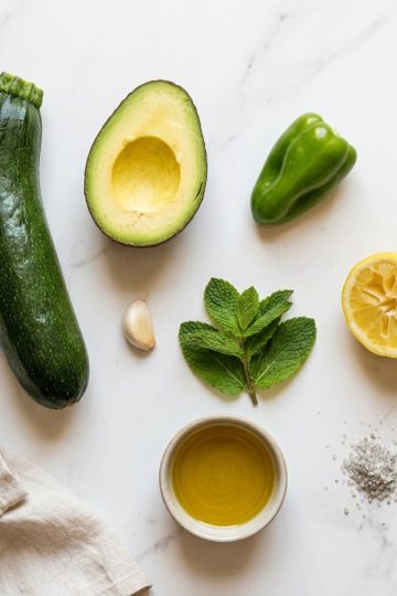 Ingrédients du gaspacho de courgette : courgette, avocat, menthe, piment végétarien réunionnais, citron et huile d'olive