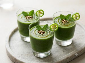 Verrines de gaspacho de courgette dressées avec menthe, graines de courge et piment végétarien
