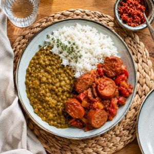 Assiette de cari de lentilles créole accompagné d'un rougail saucisses