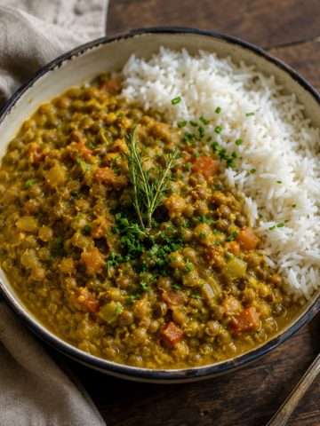 Bol de cari de lentilles créole au curcuma servi avec du riz blanc