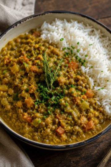 Bol de cari de lentilles créole au curcuma servi avec du riz blanc